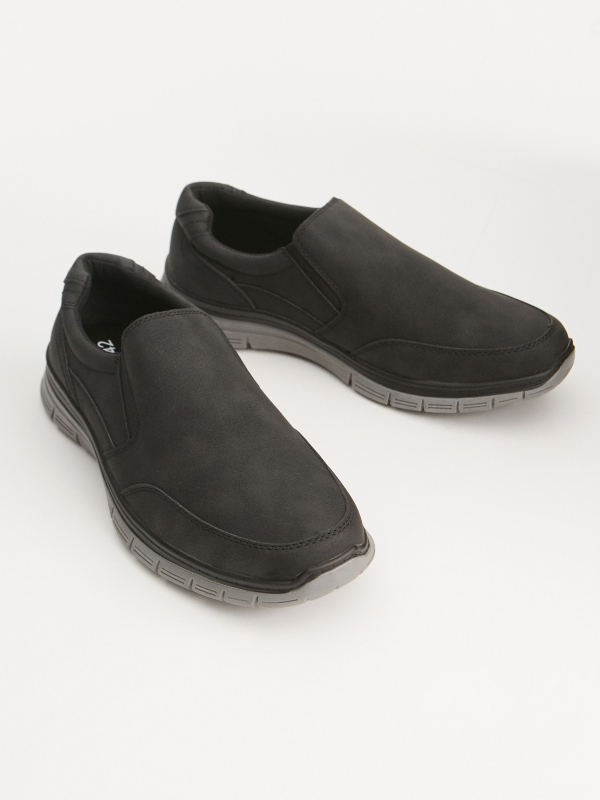 Sapato com aplicações elásticas preto vista detalhe
