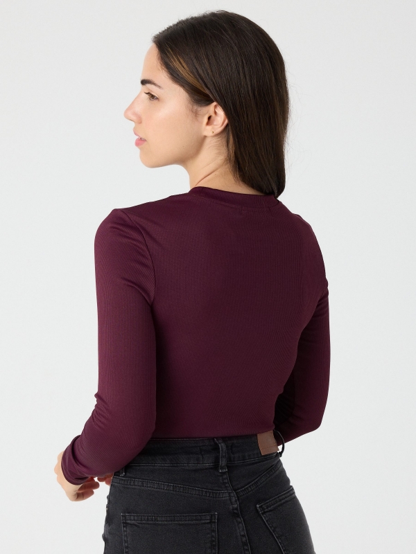 Long-sleeve cut-out ribbed t-shirt aubergine middle back view