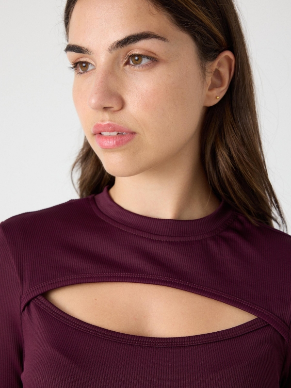 Long-sleeve cut-out ribbed t-shirt aubergine detail view