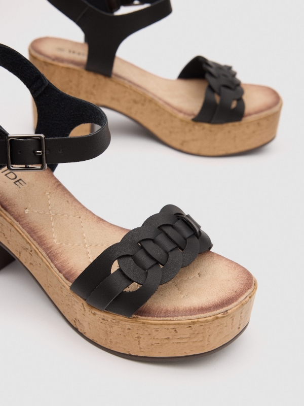 Sandália tiras couro sintético preto vista detalhe