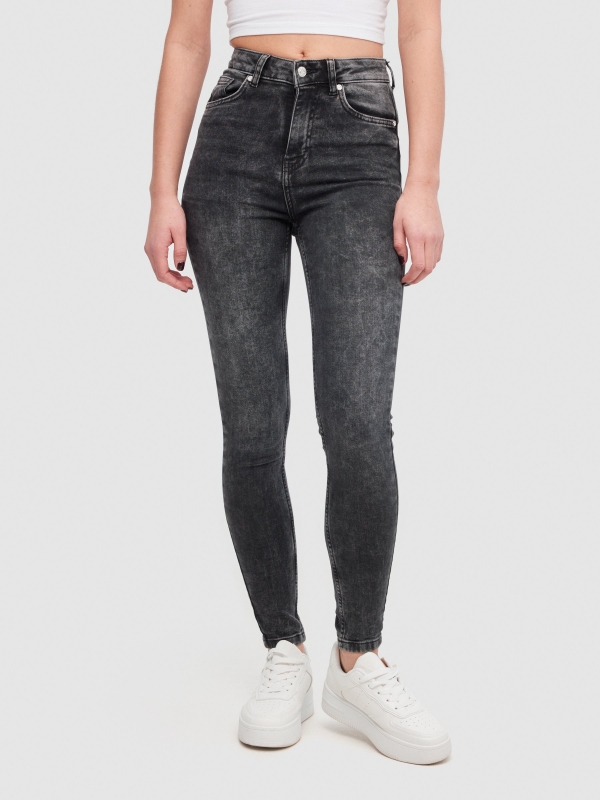 Skinny jeans push up black middle front view