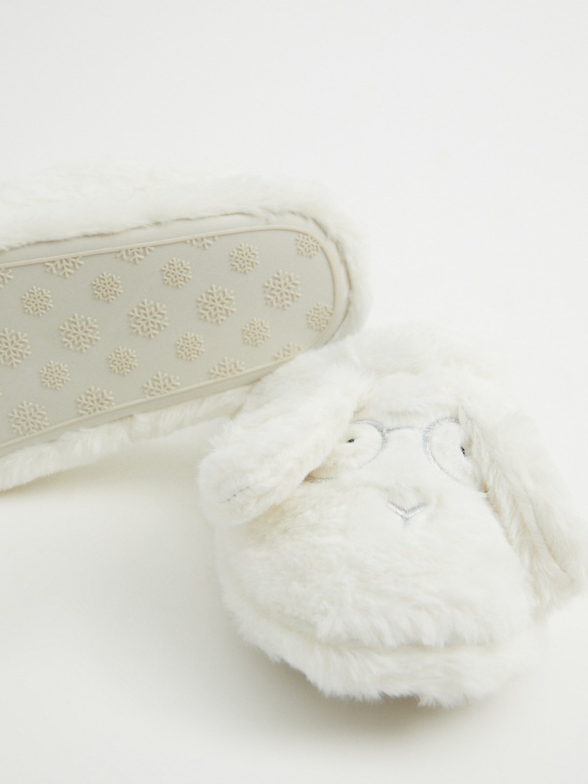Pantufas de coelho de pelúcia branco vista detalhe
