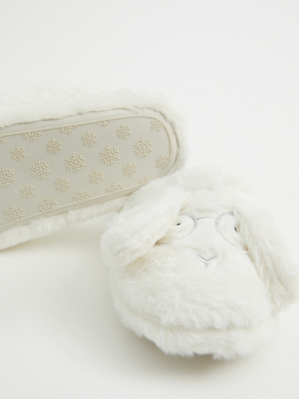 Pantufas de coelho de pelúcia branco vista detalhe
