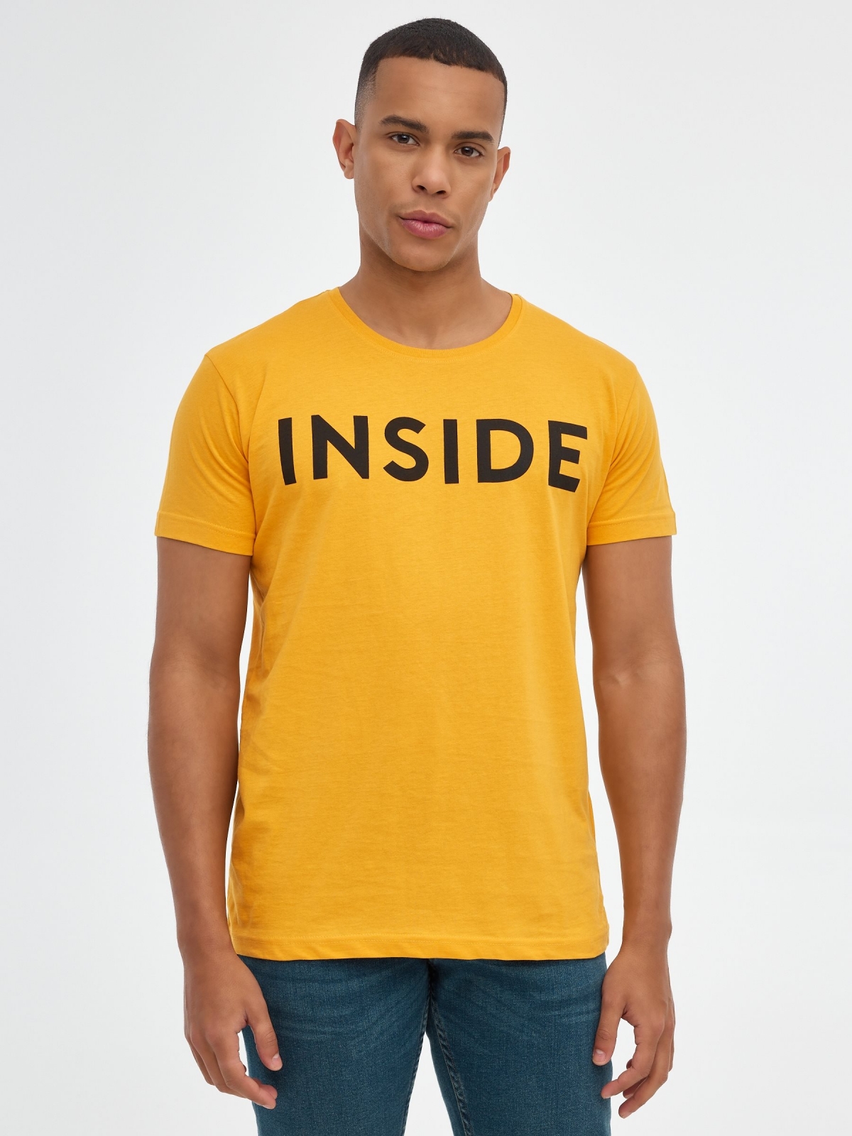 T-shirt básica "INSIDE ocre vista meia frontal