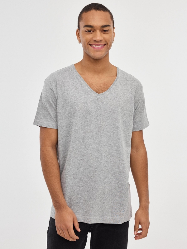 T-shirt básica com decote em V cinza vista meia frontal