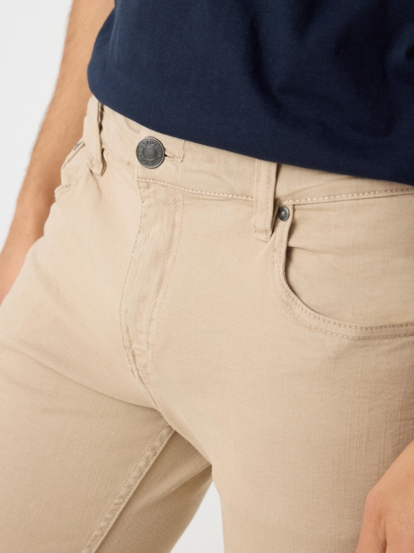 Coloured denim shorts beige detail view