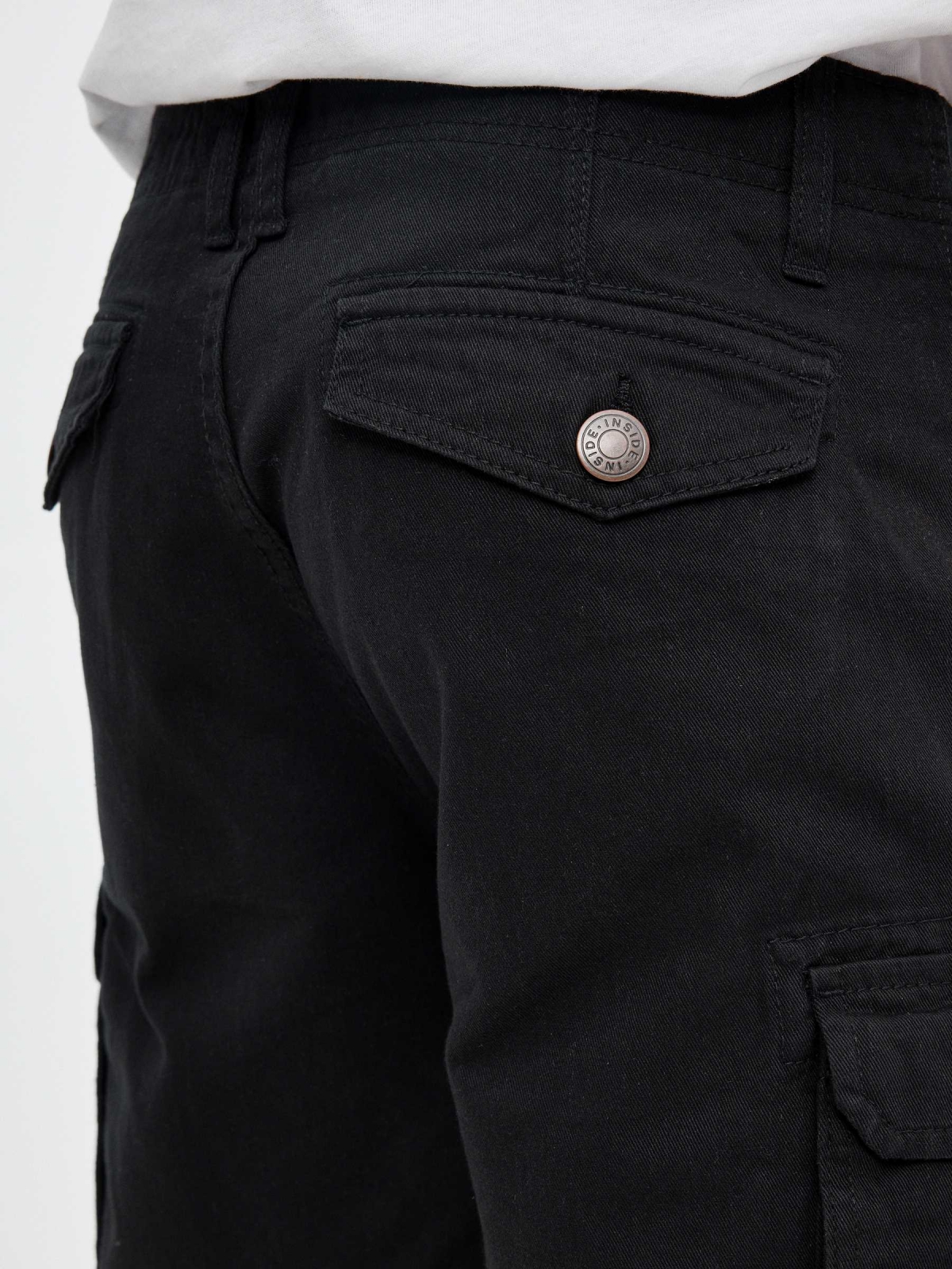 Bermuda cargo con bolsillos negro vista detalle