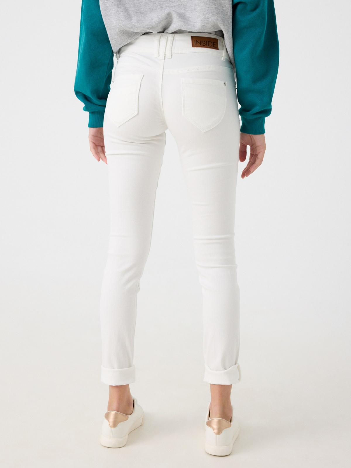 Jeans skinny de cintura baixa botão duplo branco vista meia traseira