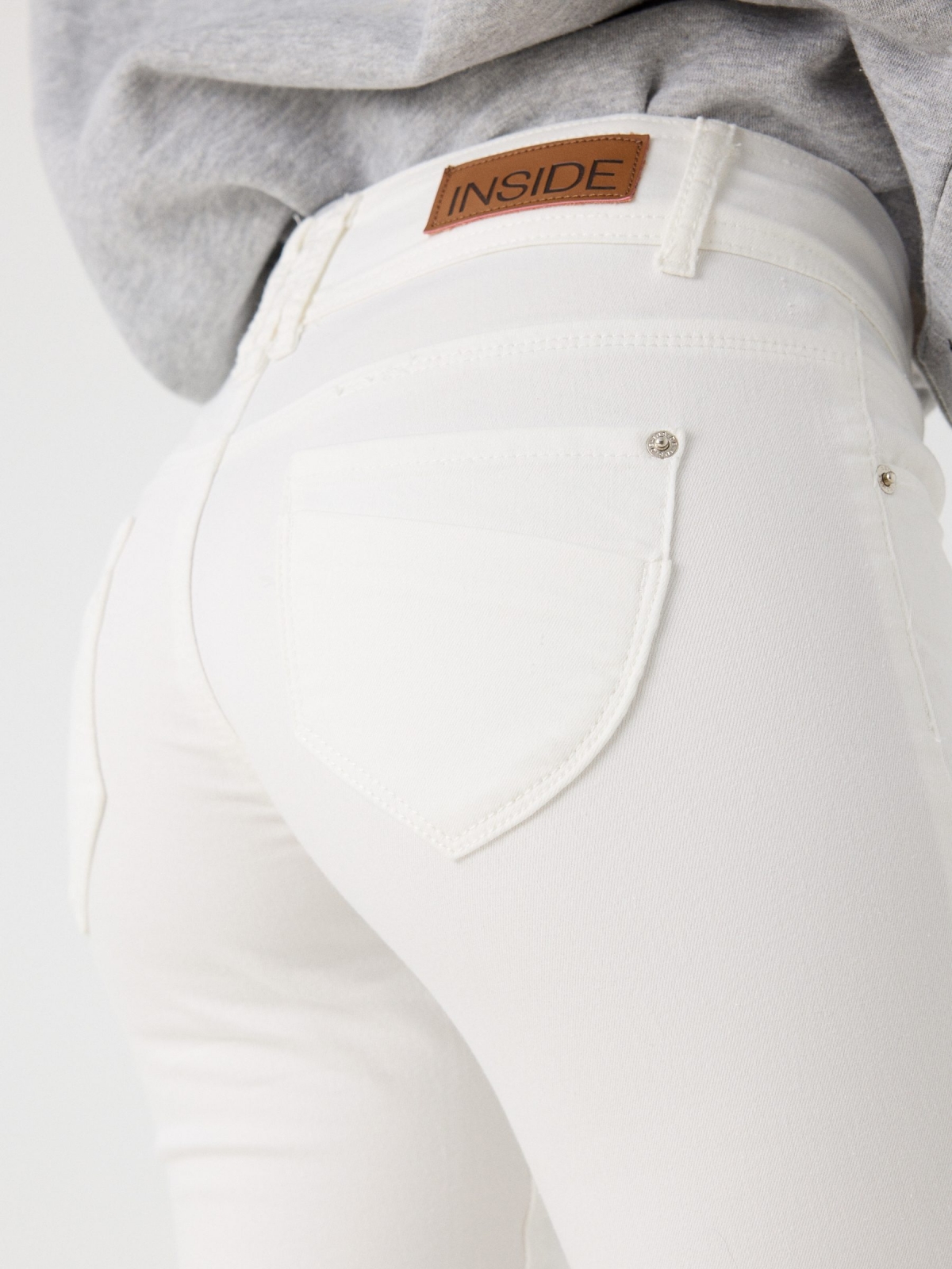 Jeans skinny de cintura baixa botão duplo branco vista detalhe