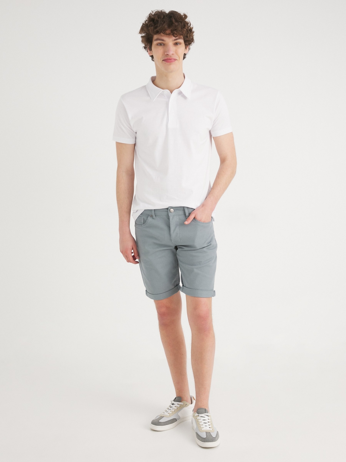 Bermuda short with five pockets grey front view