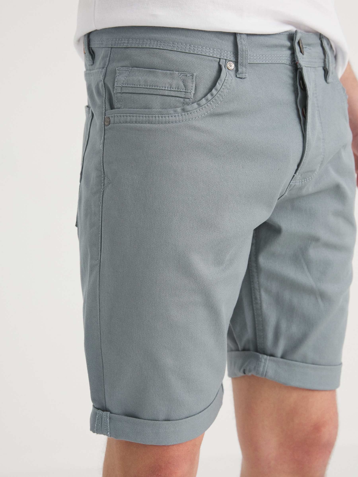 Bermuda short with five pockets grey detail view