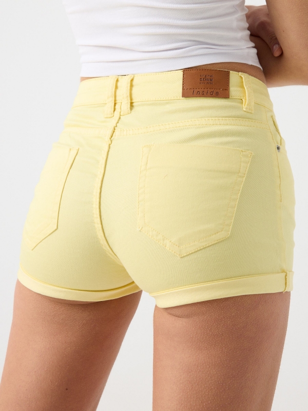 Colorful twill shorts yellow detail view