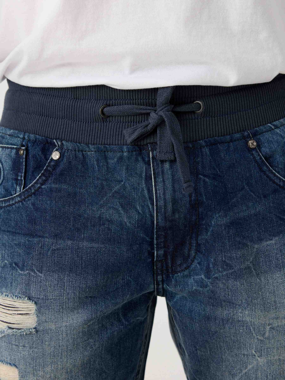 Bermuda denim rasgados cintura elástica azul vista detalhe