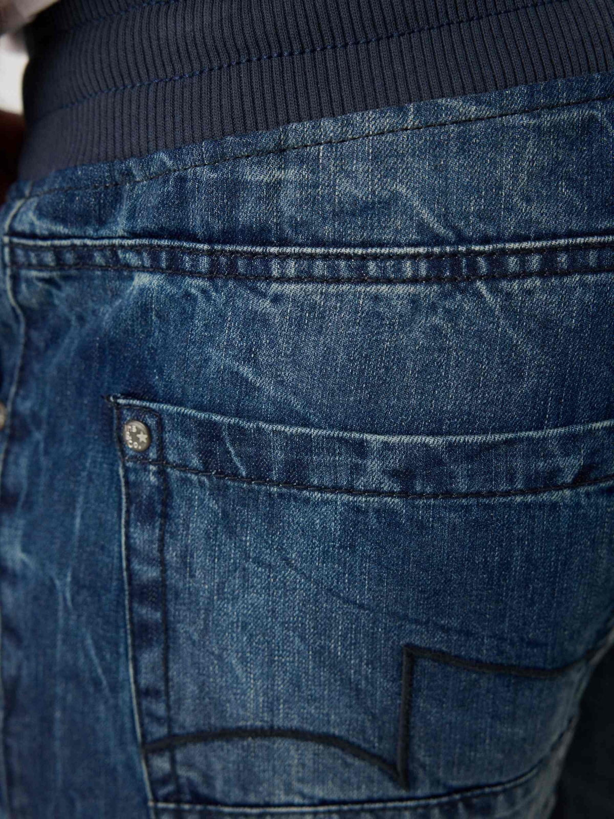 Bermuda denim rasgados cintura elástica azul vista detalhe