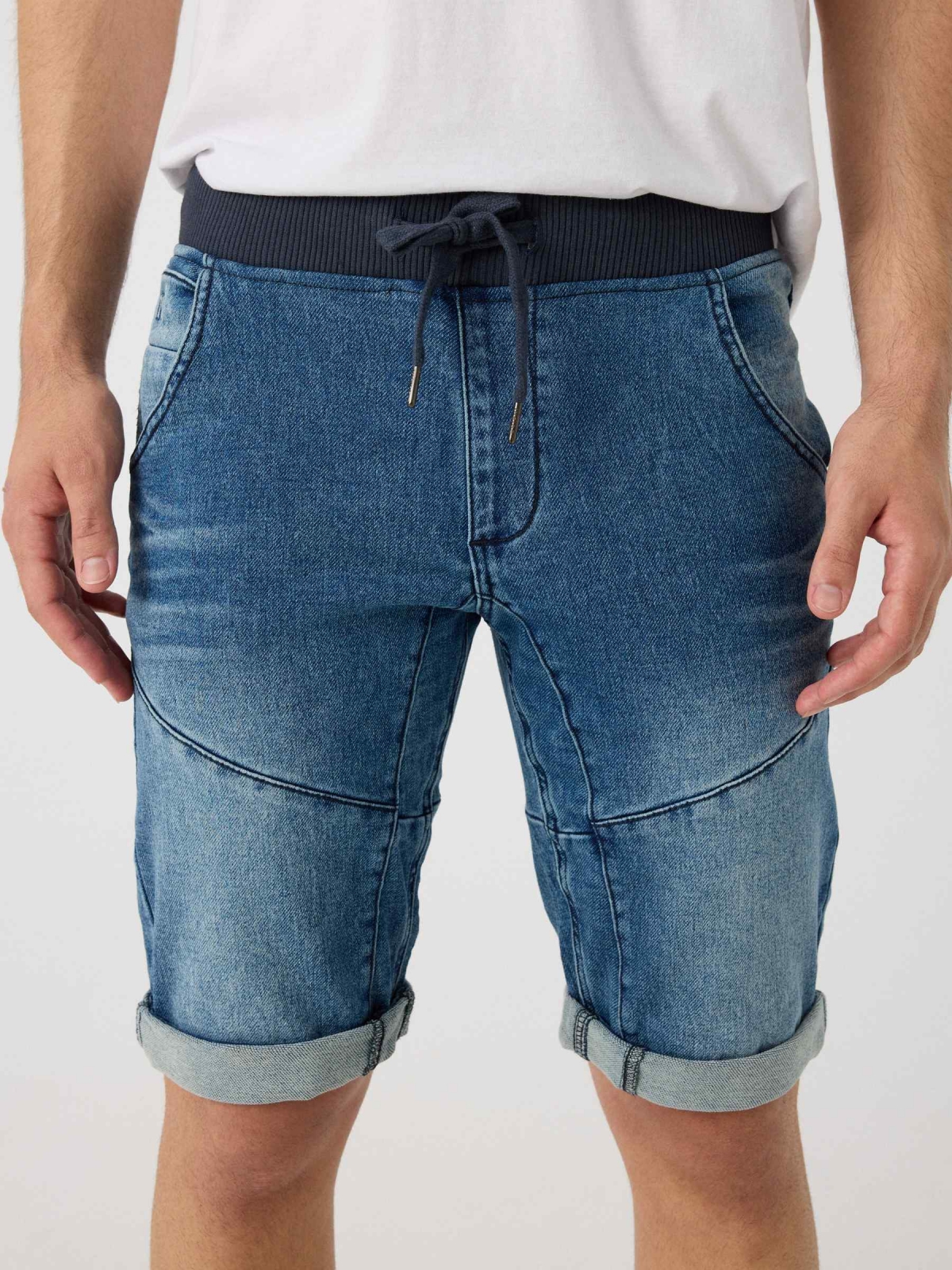 Bermudas denim cintura ajustável azul vista detalhe