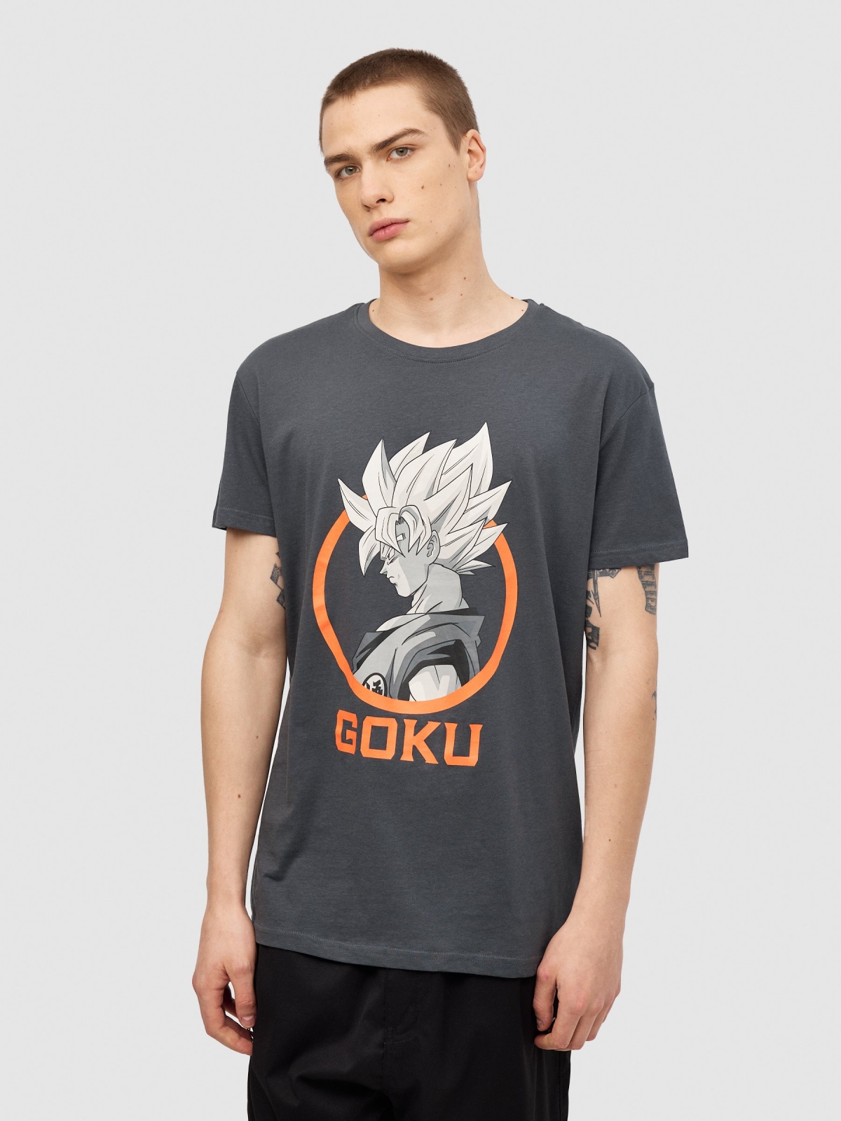 T-shirt de manga curta do Goku cinza escuro vista meia frontal