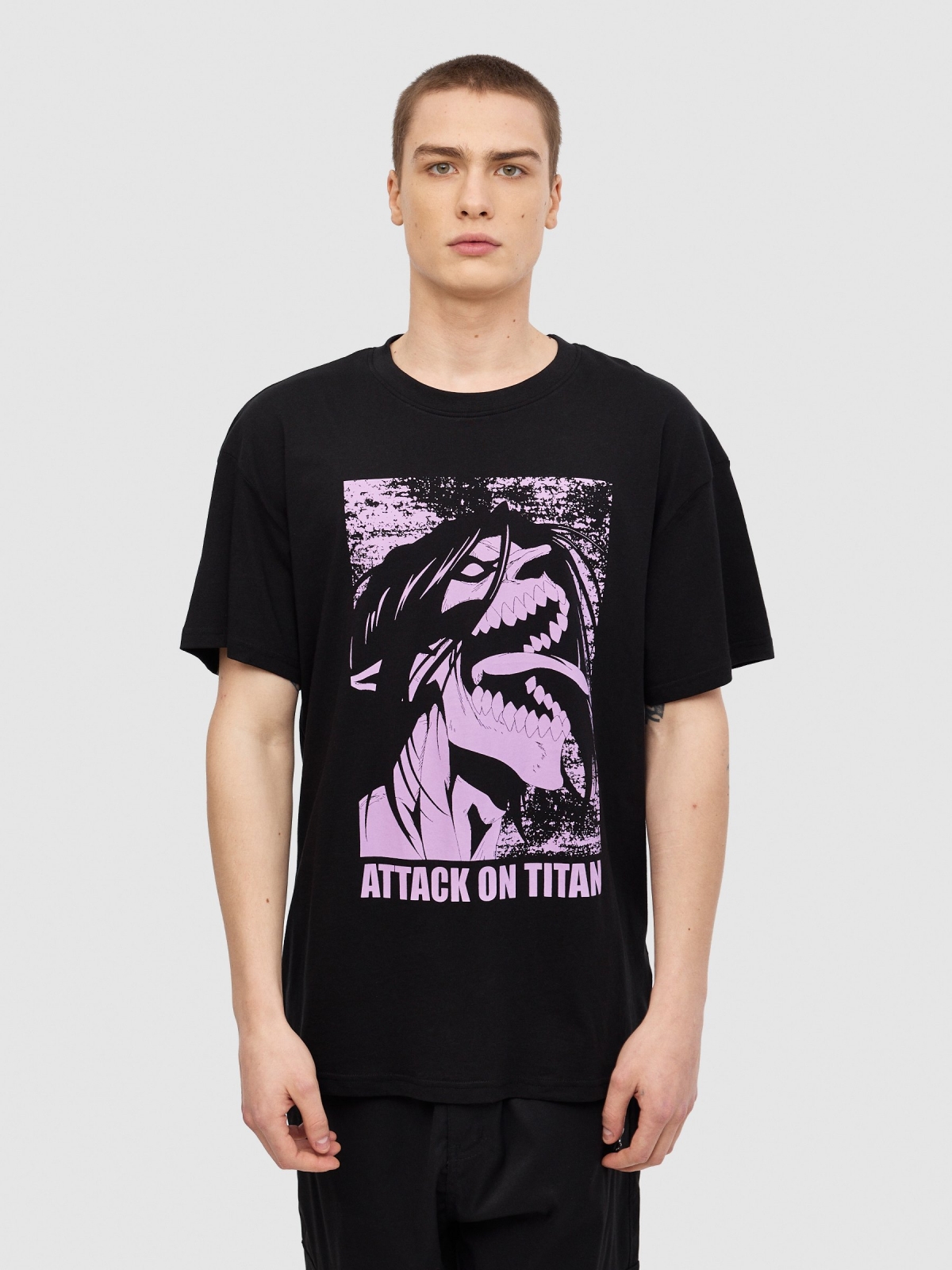 Camiseta oversize Attack On Titan negro vista media frontal