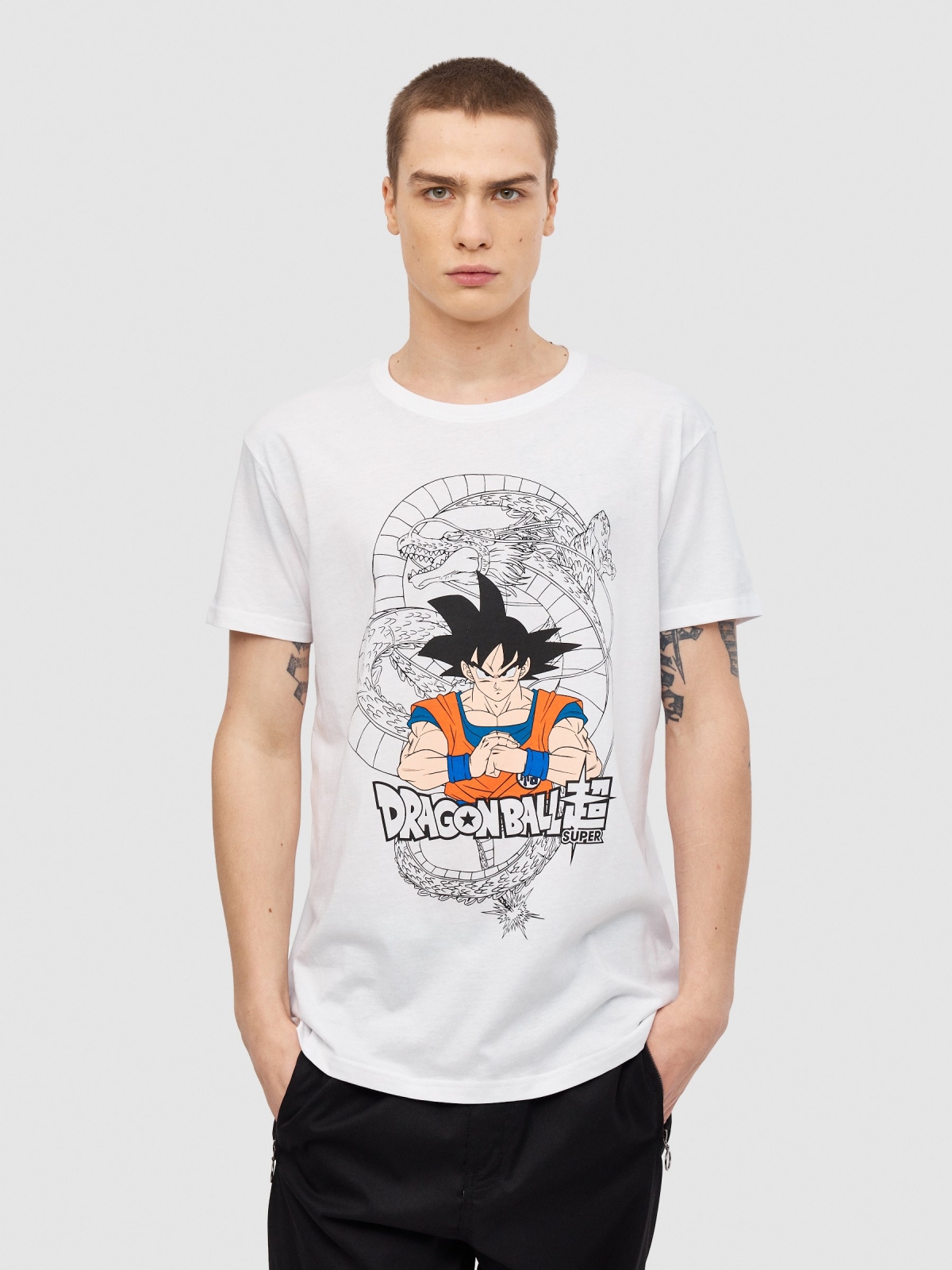 T-shirt Dragon Ball Super branco vista meia frontal