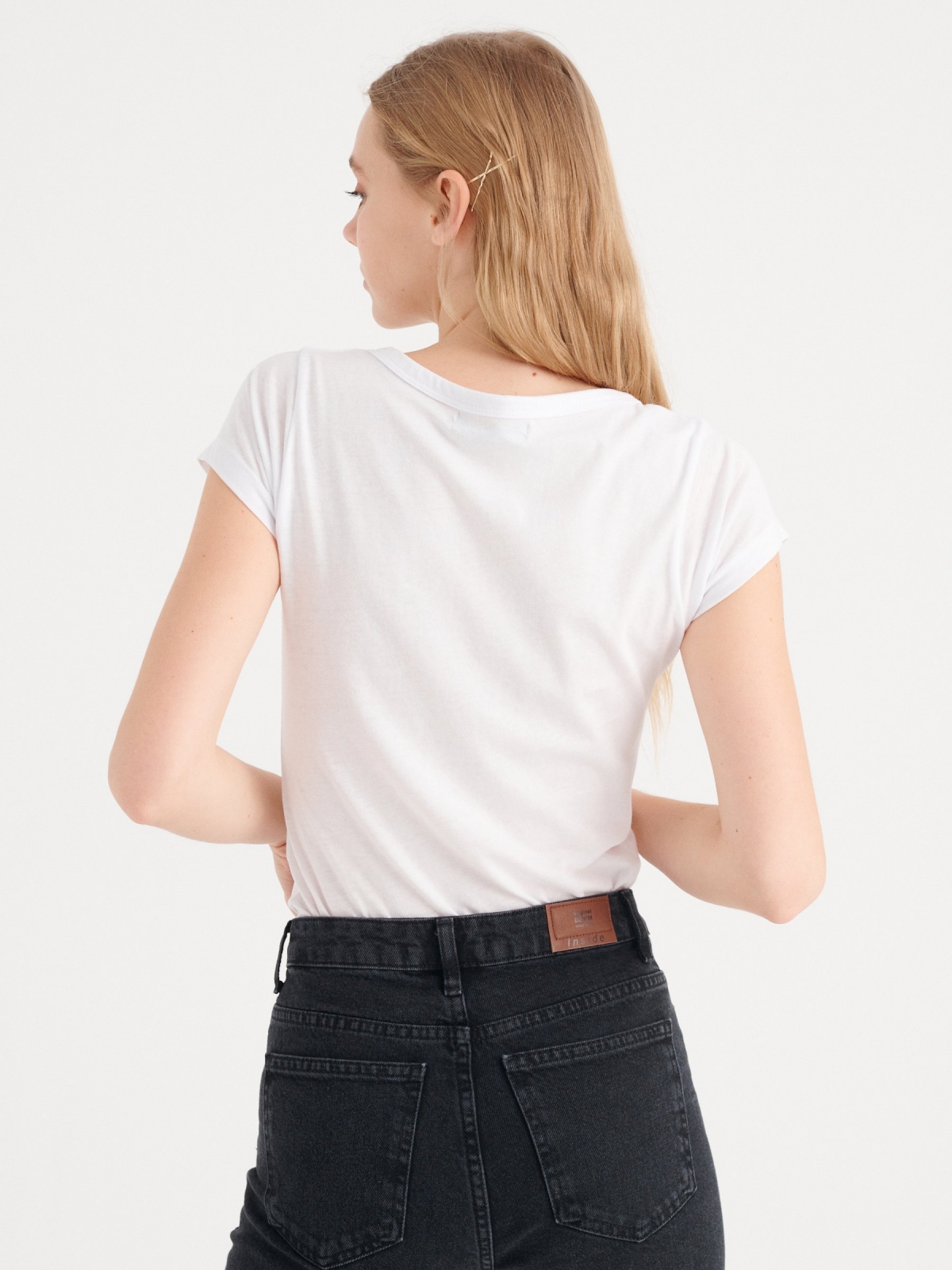 T-shirt básica com decote em V branco vista meia traseira