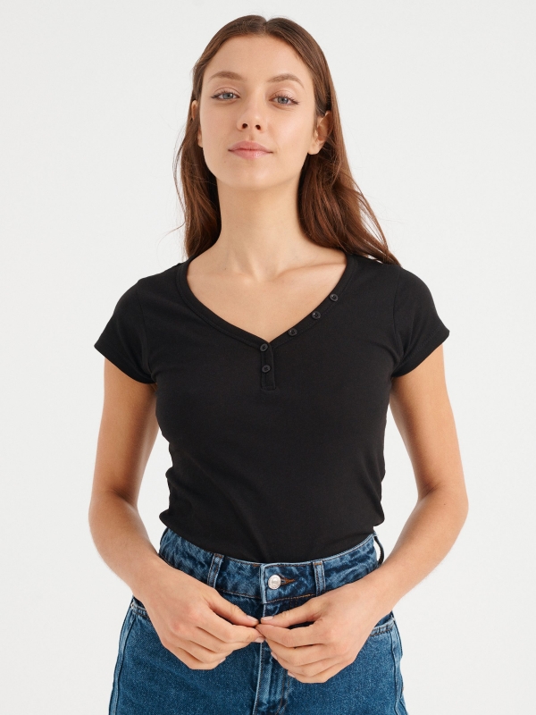 T-shirt básica com decote em V preto vista meia frontal