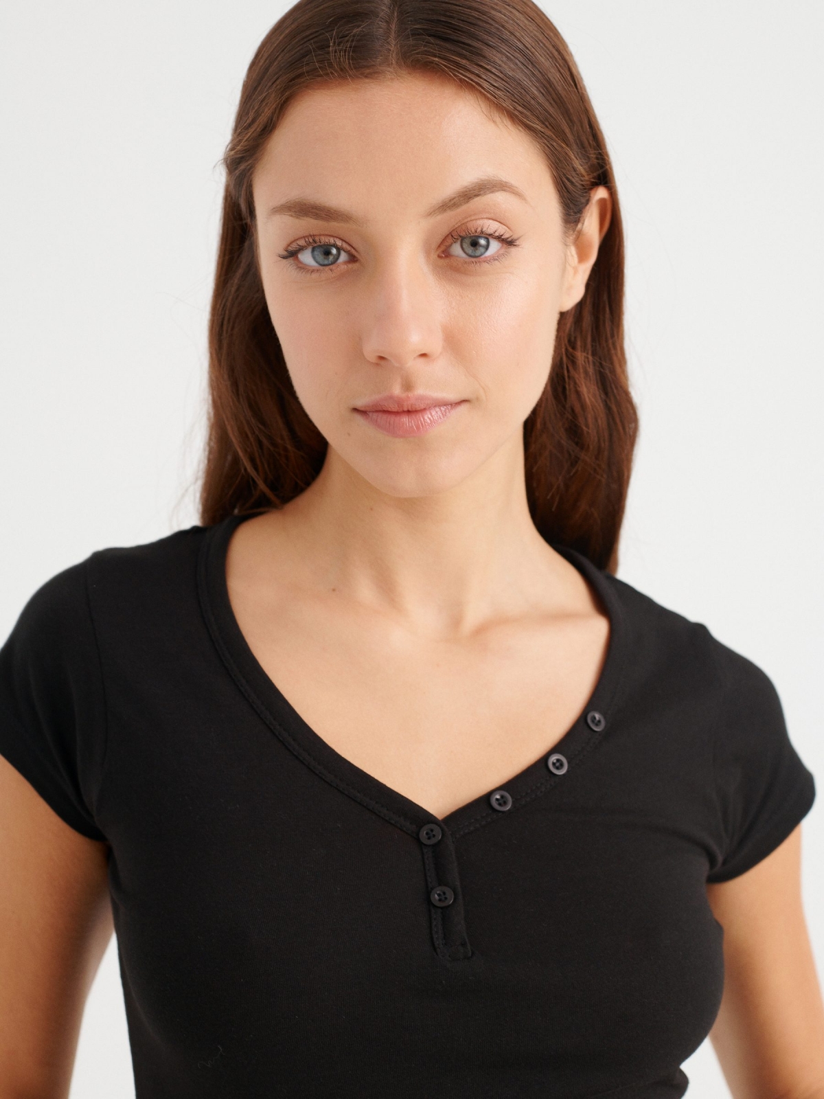 Camiseta básica cuello pico negro vista detalle