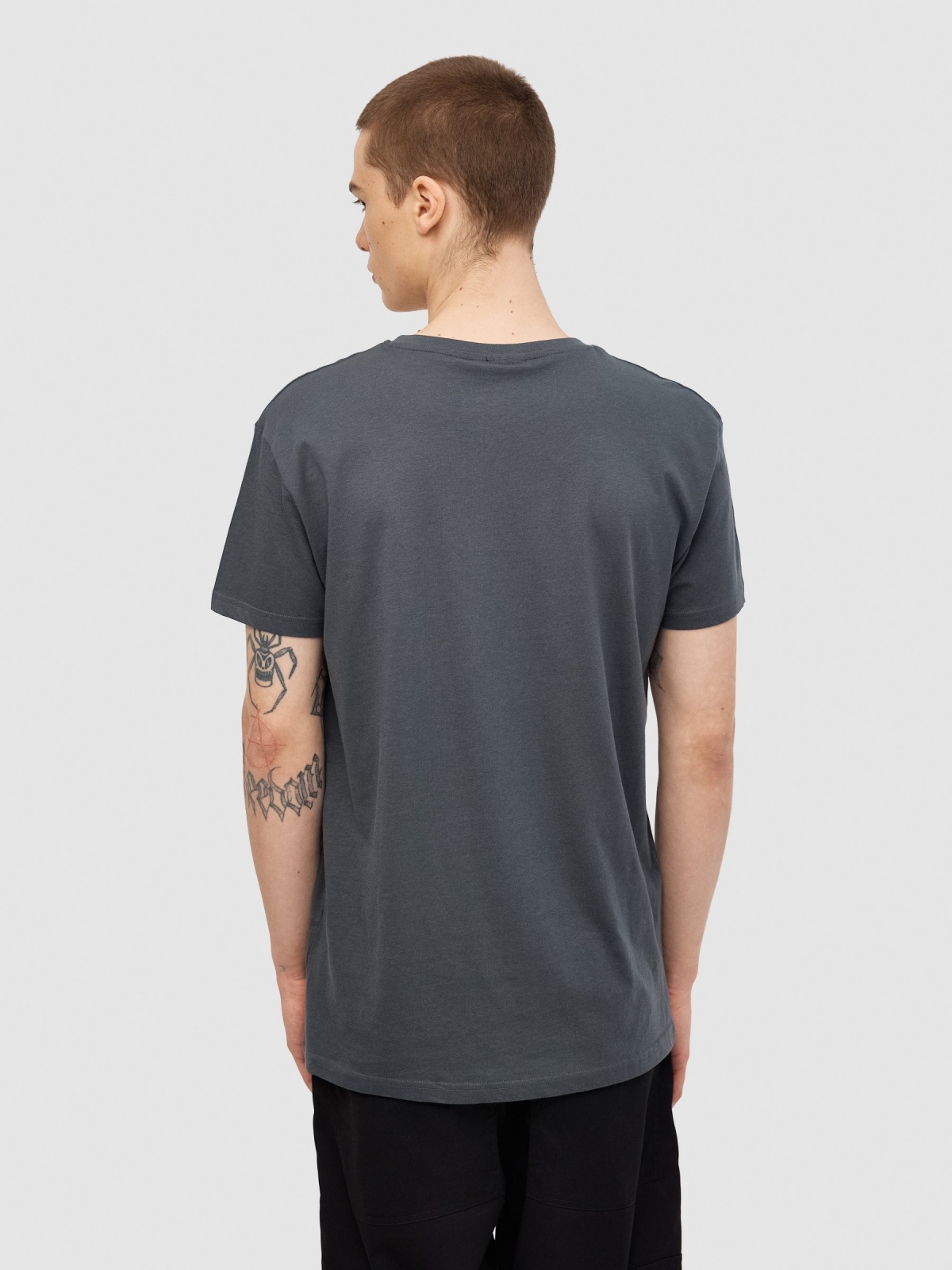 T-shirt de manga curta do Goku cinza escuro vista meia traseira
