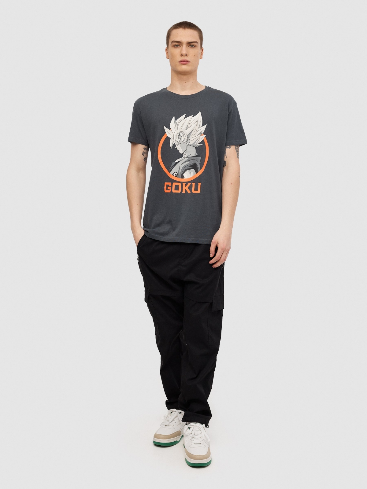 T-shirt de manga curta do Goku cinza escuro vista geral frontal
