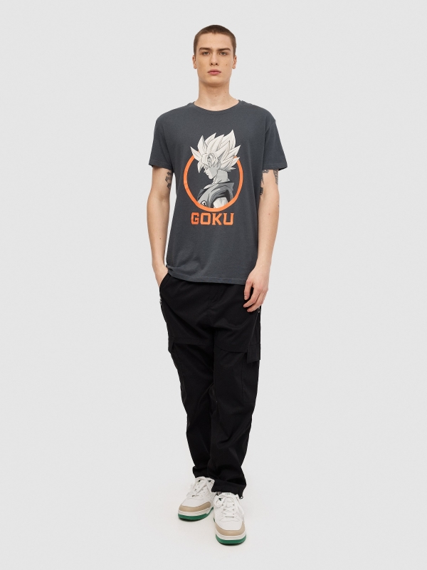 Camiseta manga corta Goku gris oscuro vista general frontal
