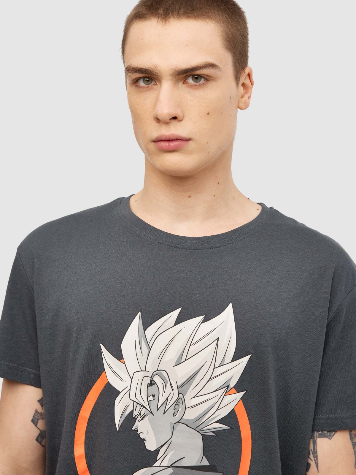 T-shirt de manga curta do Goku cinza escuro vista detalhe