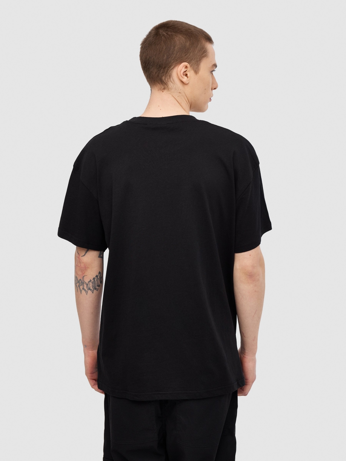 T-shirt oversize Attack On Titan preto vista meia traseira