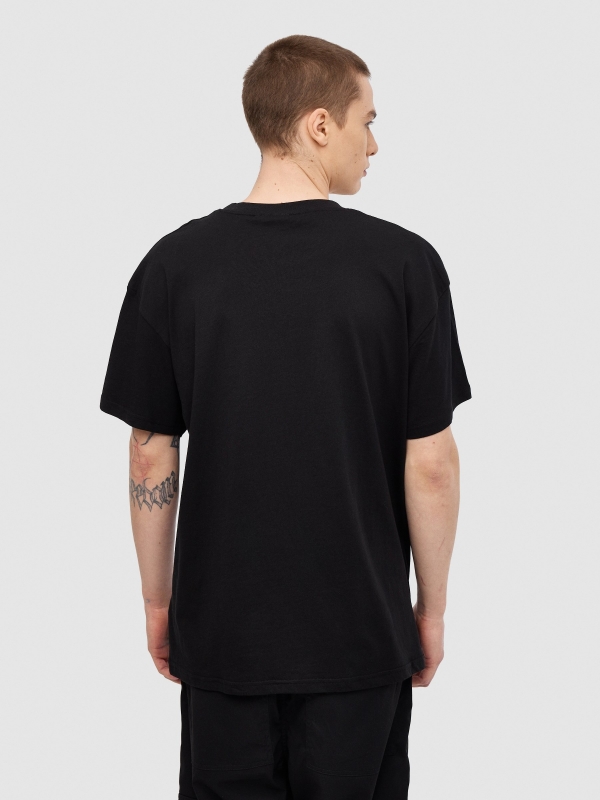 T-shirt oversize Attack On Titan preto vista meia traseira
