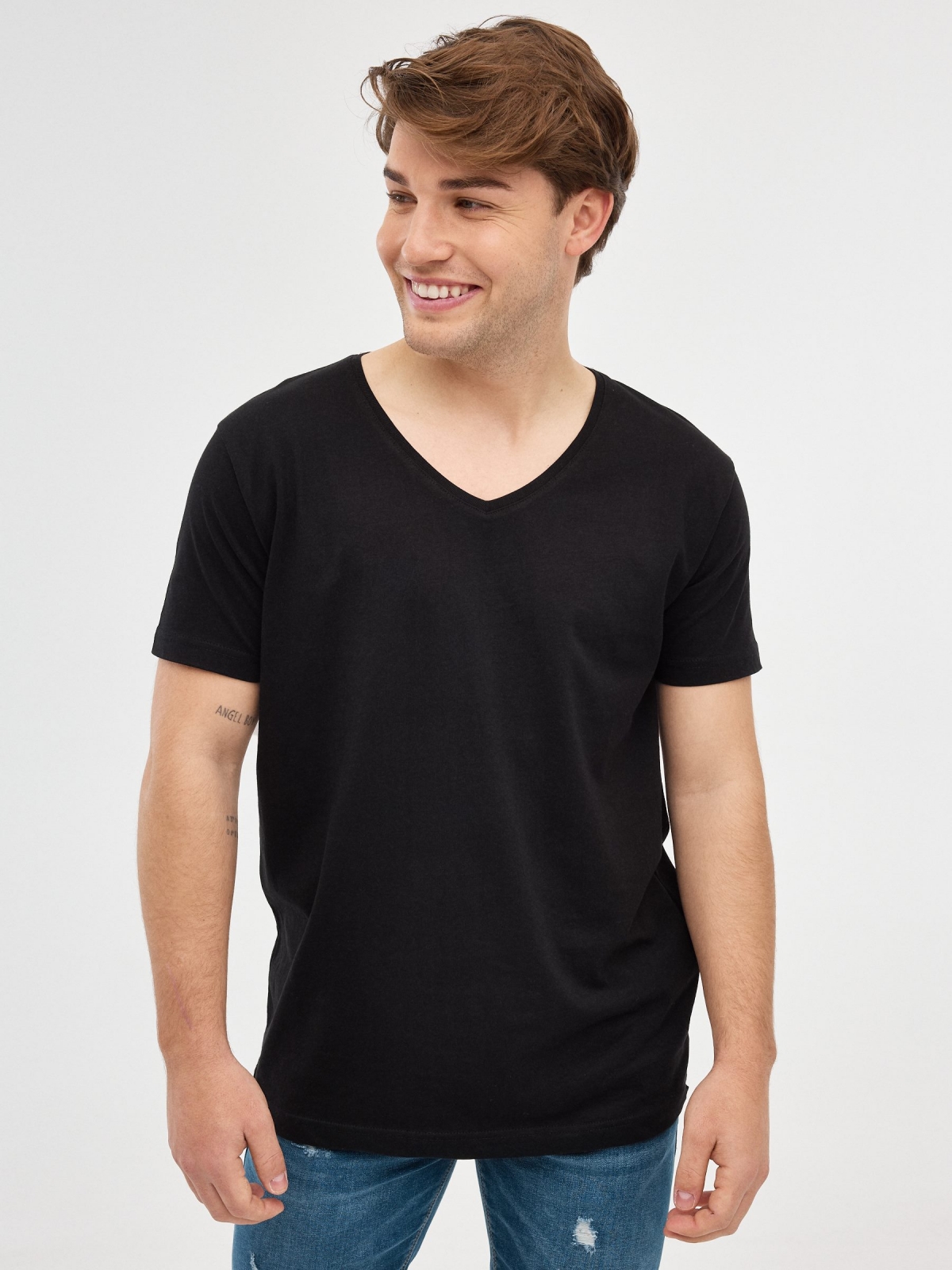 T-shirt básica com decote em V preto vista meia frontal