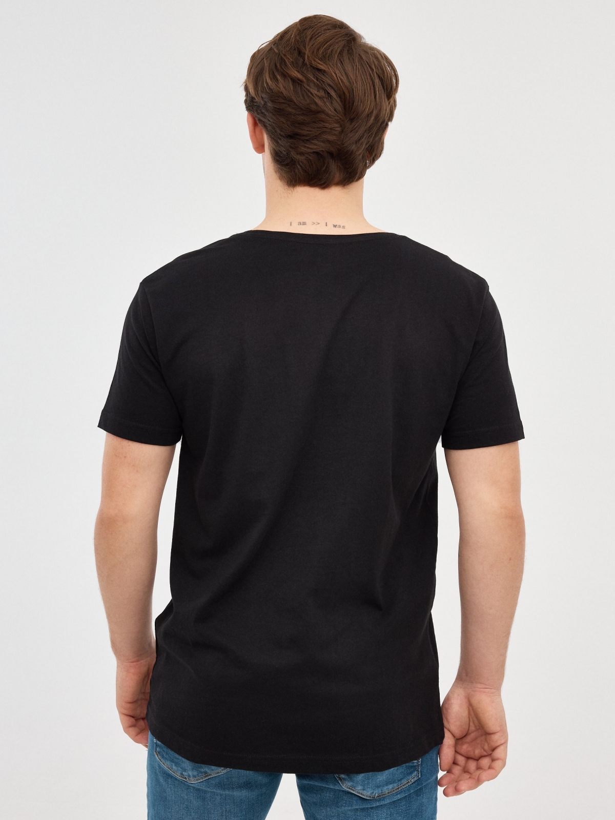 Camiseta básica cuello pico negro vista media trasera
