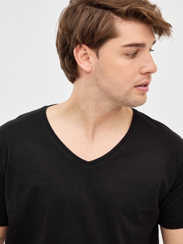 T-shirt básica com decote em V preto vista detalhe
