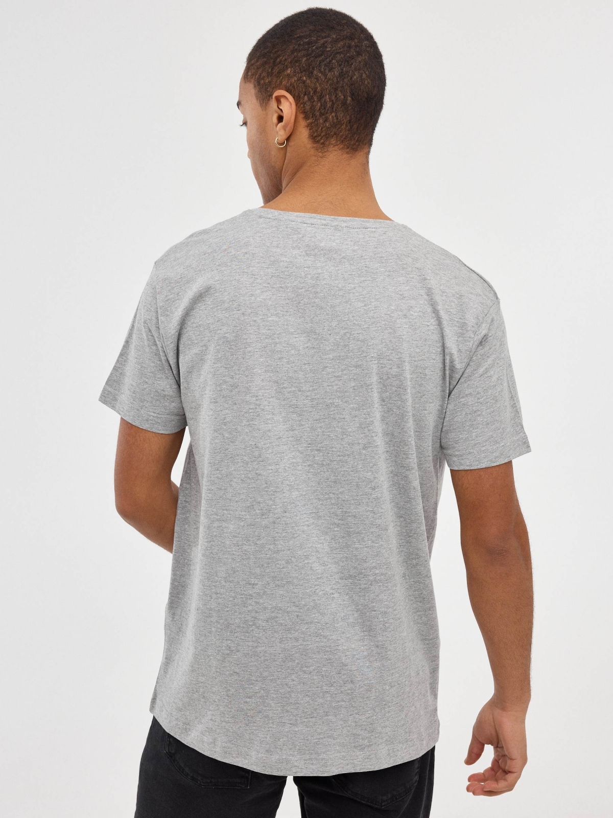 T-shirt básica com decote em V cinza vista meia traseira