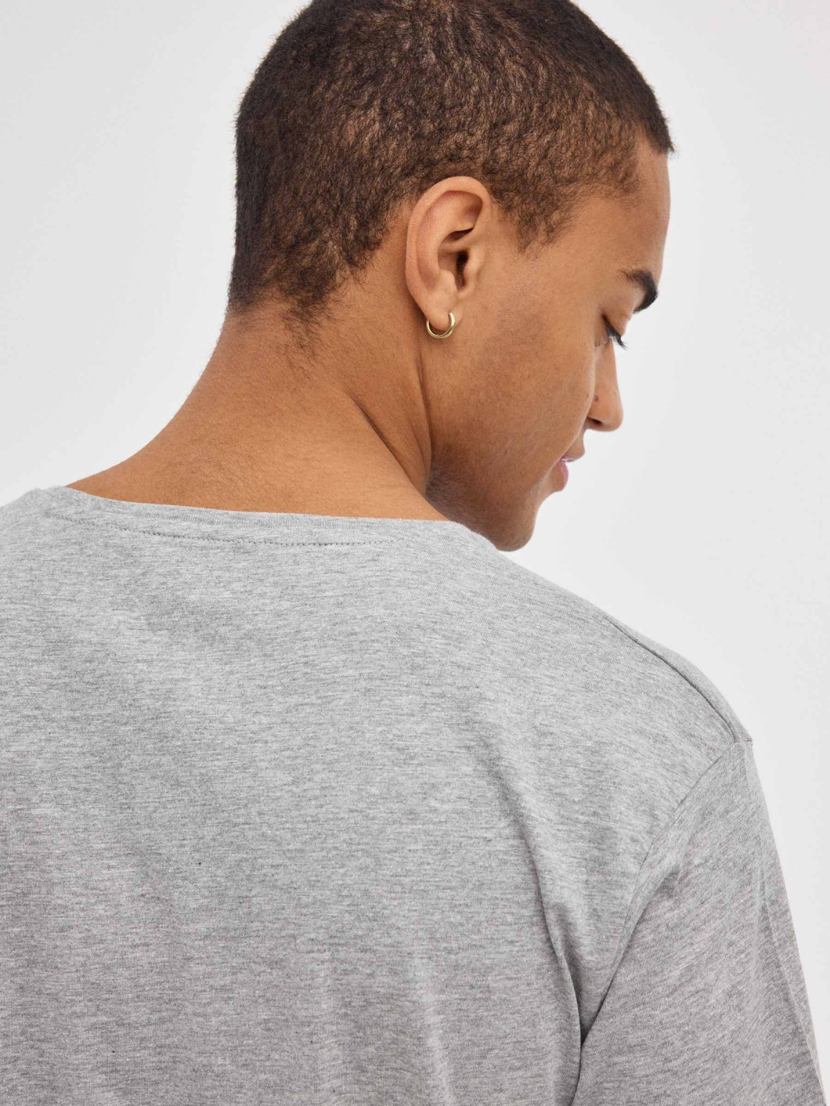 Camiseta básica cuello pico gris vista detalle