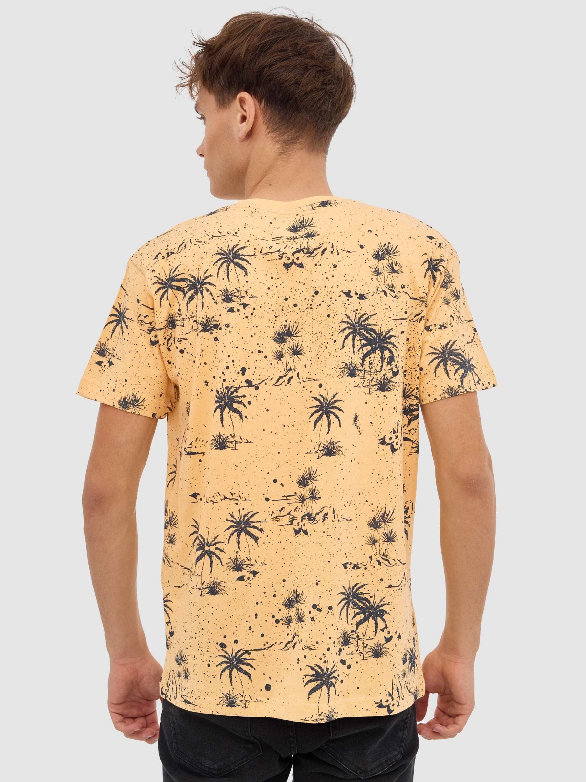 Camiseta palmeras amarillo vista media trasera