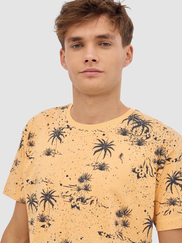 Camiseta palmeras amarillo vista detalle