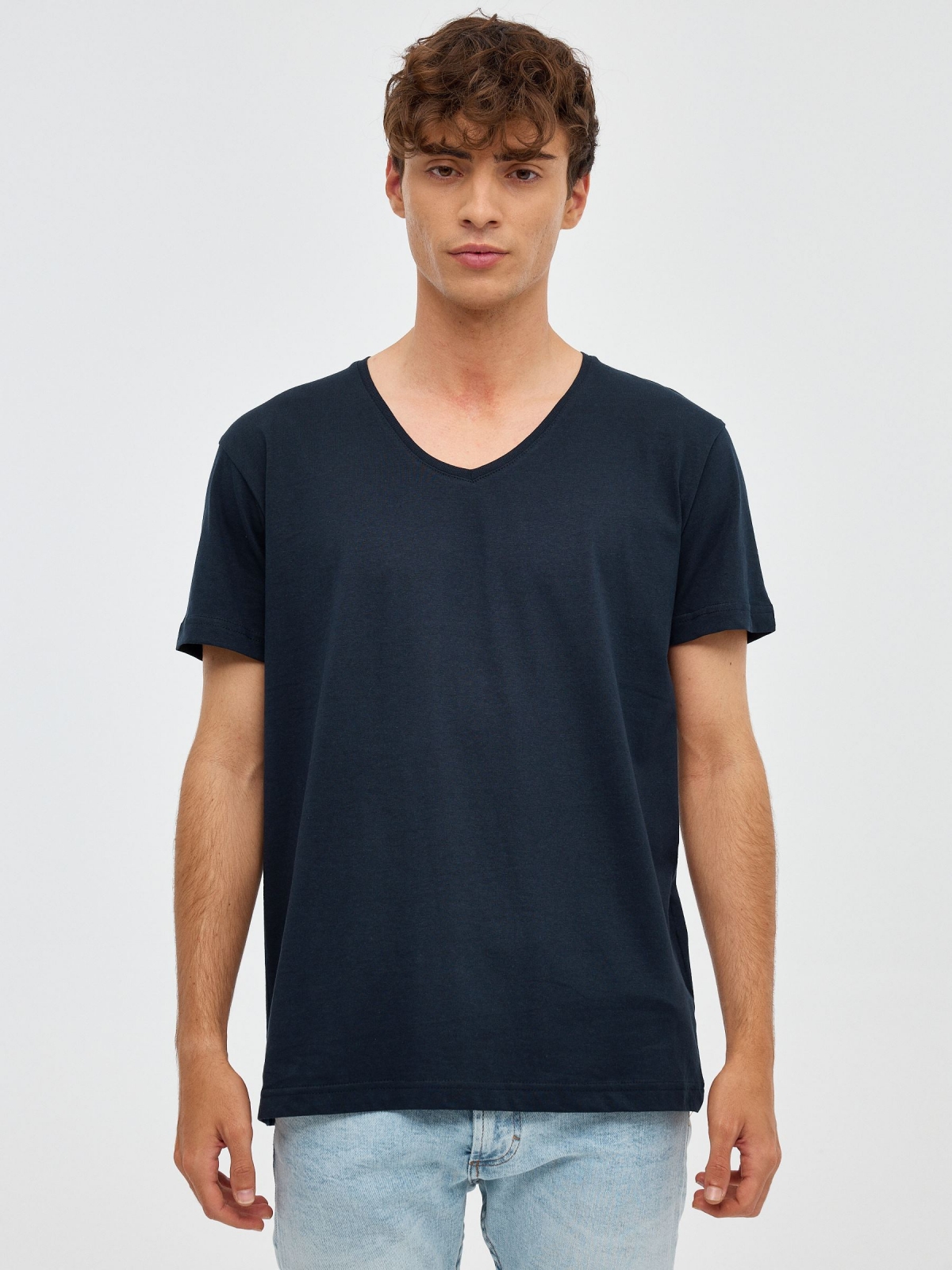 T-shirt básica com decote em V azul vista meia frontal