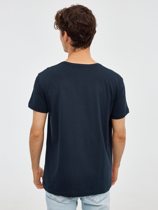 T-shirt básica com decote em V azul vista meia traseira