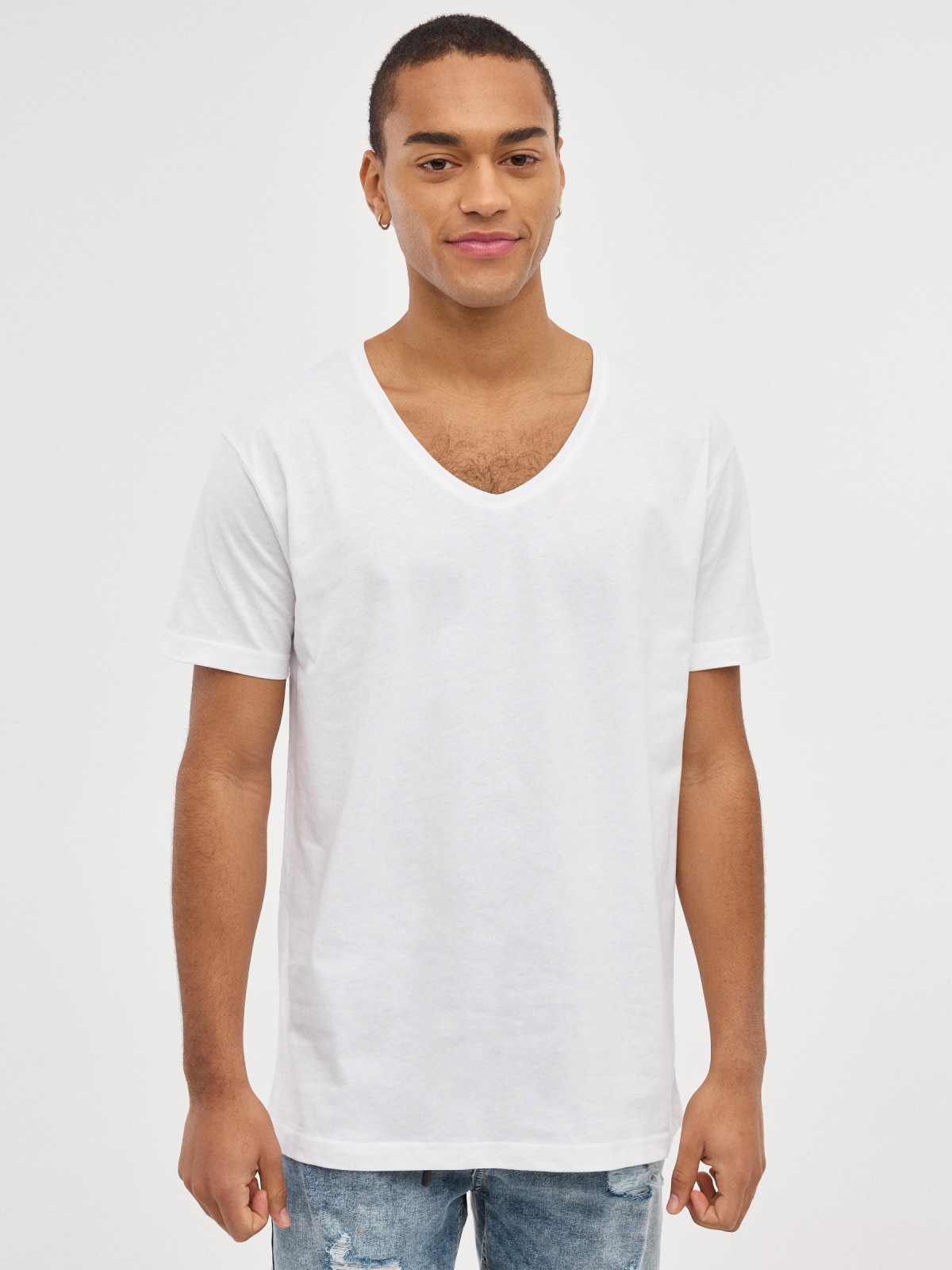 Camiseta básica cuello pico blanco vista media frontal
