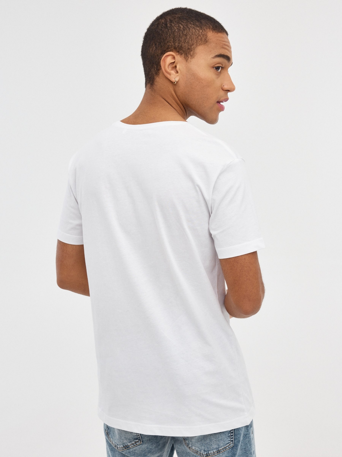 T-shirt básica com decote em V branco vista meia traseira