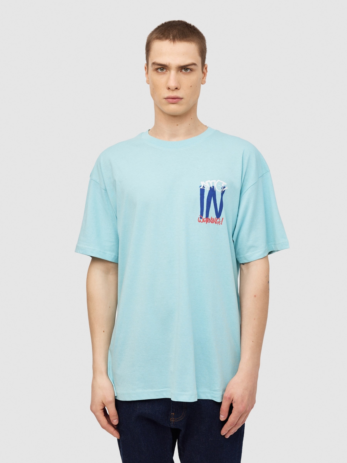 T-shirt com logótipo de graffiti azul claro vista meia frontal