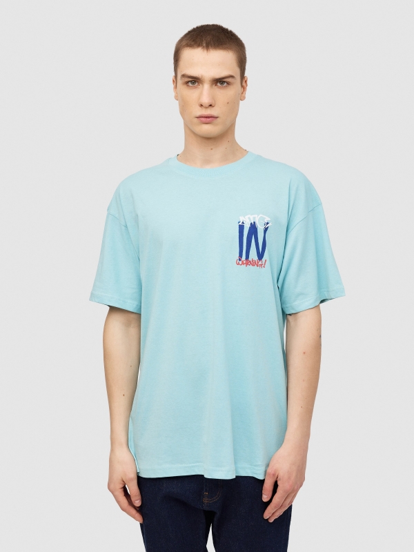 Camiseta logo graffiti azul claro vista media frontal