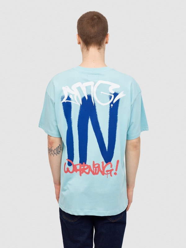 T-shirt com logótipo de graffiti azul claro vista meia traseira