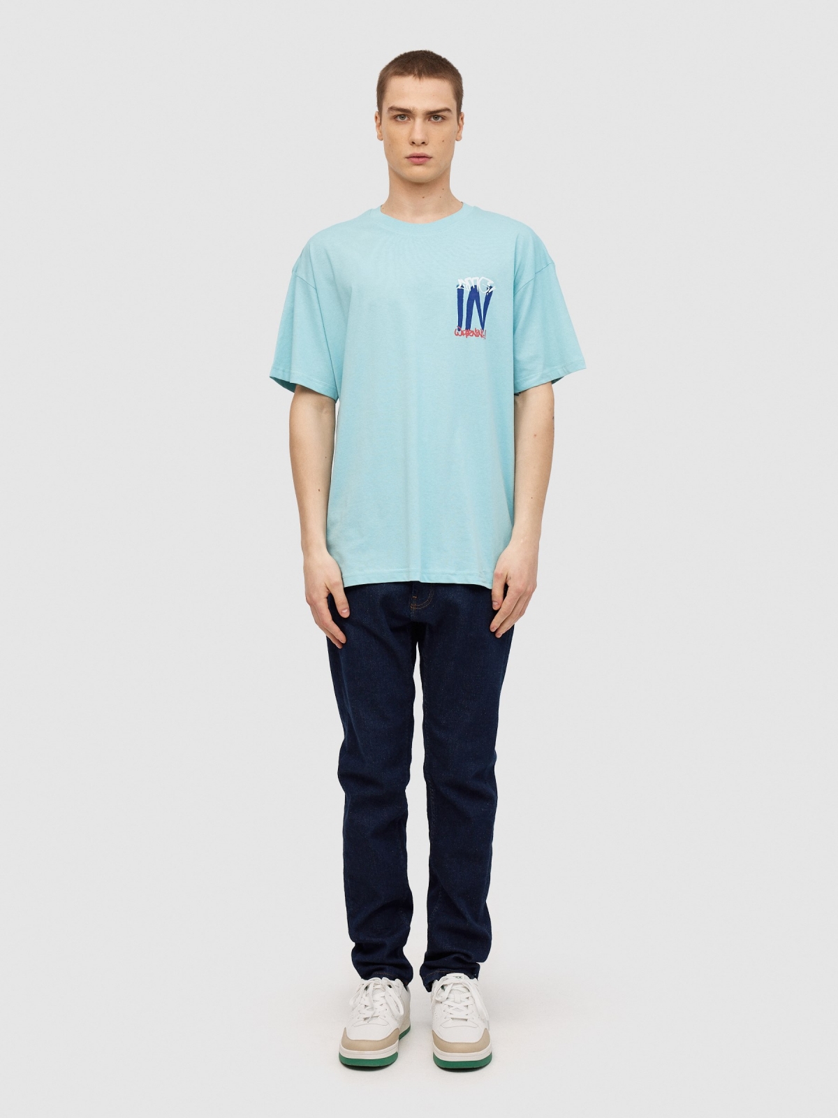 T-shirt com logótipo de graffiti azul claro vista geral frontal
