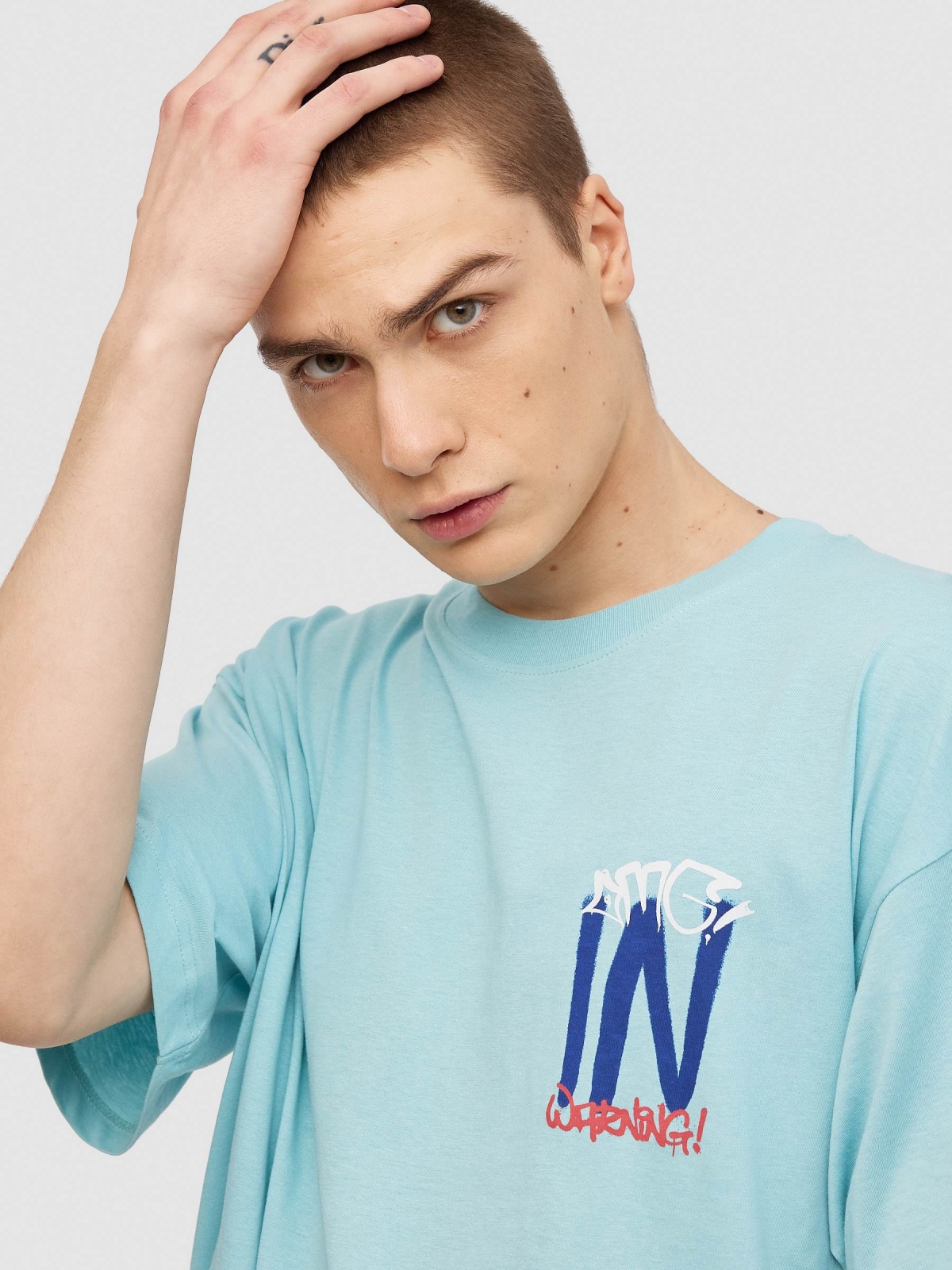 T-shirt com logótipo de graffiti azul claro vista detalhe