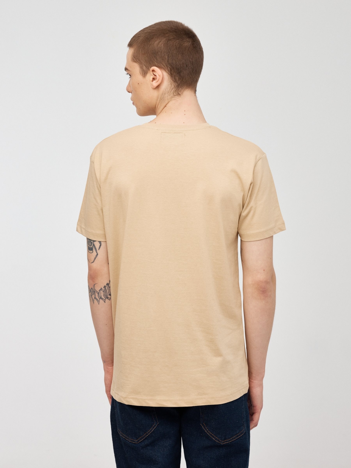 T-shirt com bolso areia vista meia traseira