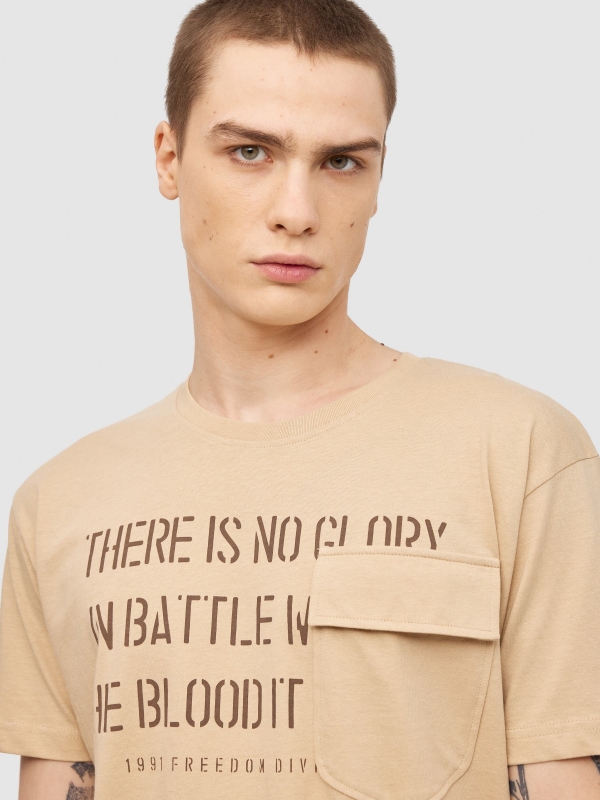 Camiseta texto con bolsillo arena vista detalle