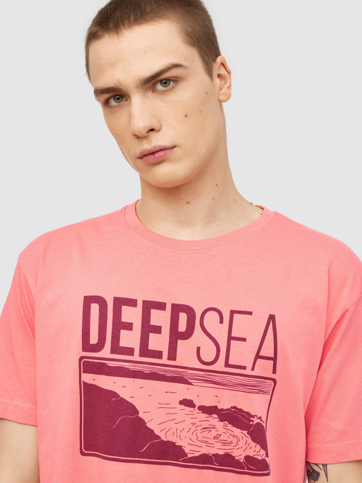 Camiseta Deep Sea rosa vista detalle